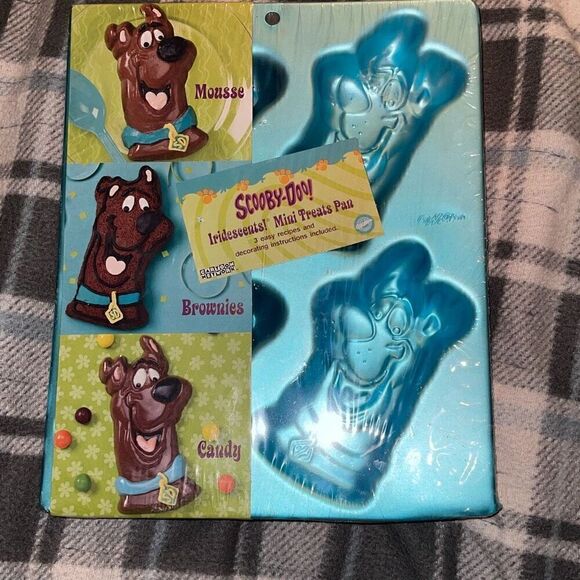 Wilton Cartoon Network Scooby-Doo Mini Treats Pan Baking and Candy Cake Molds Je - Picture 1 of 9